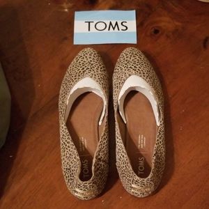 TOMS leopard print (tan) jutti suede flat